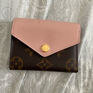 Louis Vuitton Zoe Wallet in Monogram and Rose